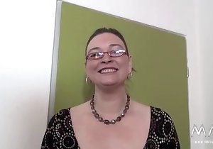 Gorgeous old lady deepthroating cock on cam