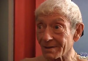 Old man tonguing teen pussy before anything else happens